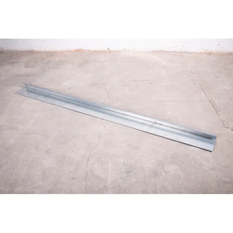 Profil de sol en tôle pour revêtement sportif