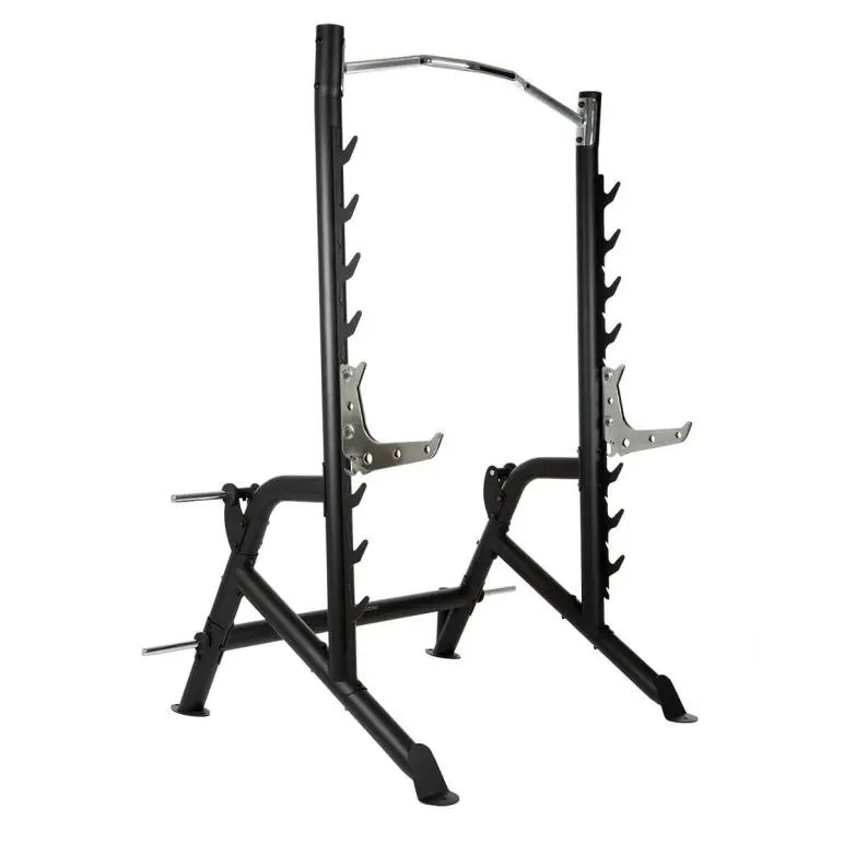 rack à squat complet pour musculation en home gym avec barre de traction, réglages et supports de rangement
