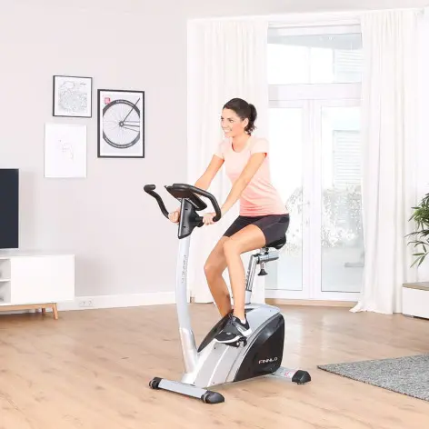 Vélo d'exercice avec selle et guidon réglable ainsi qu'un tableau de bord - vue 9