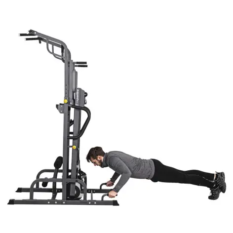 Tapis de course avec chaise romaine pour entraînement sportif en salle de sport privée. - vue 10