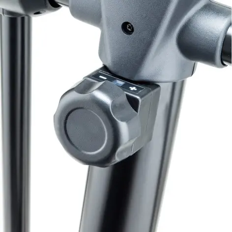 Vélo elliptique pour session de cardio en homegym avec poignées en caoutchouc. - vue 9