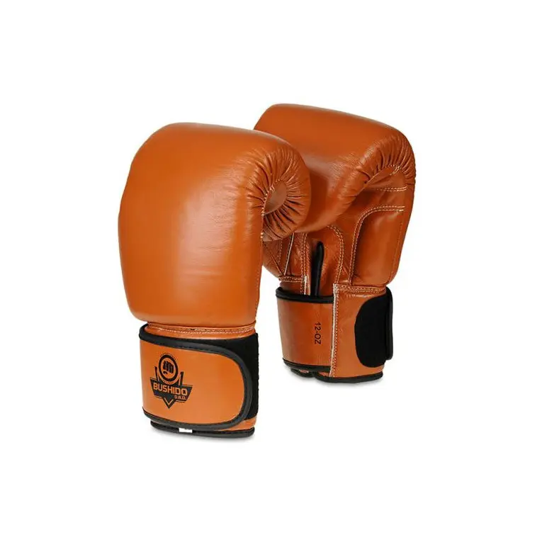 Gants de boxe en cuir marron pour sports de combat.