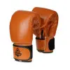 Gants de boxe en cuir marron pour sports de combat.