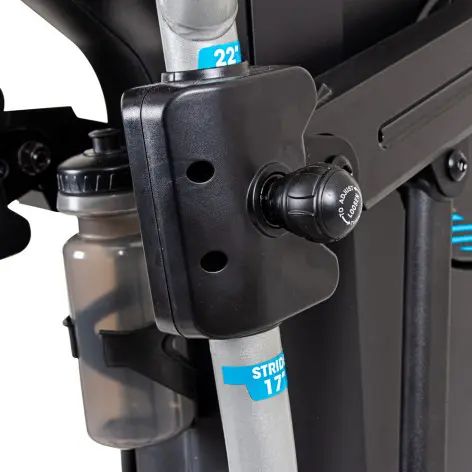 Vélo elliptique pour training de cardio en salle de sport professionnelle. - vue 7