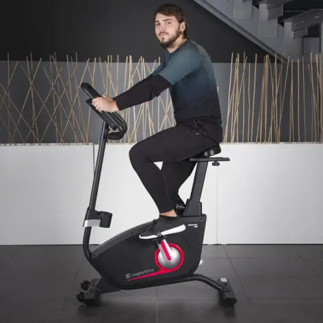 Vélo d'appartement pour séance de cardio en salle de sport public ou privé. - vue 11