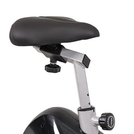 Vélo d'appartement pour session de cardio en salle de fitness. - vue 11