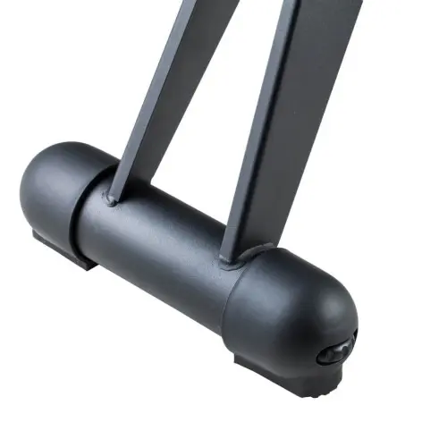 Rameur professionnel pour séance de cardio explosive en salle de fitness. - vue 9