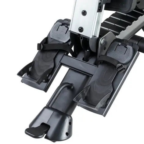 Rameur professionnel pour séance de cardio explosive en salle de fitness. - vue 7