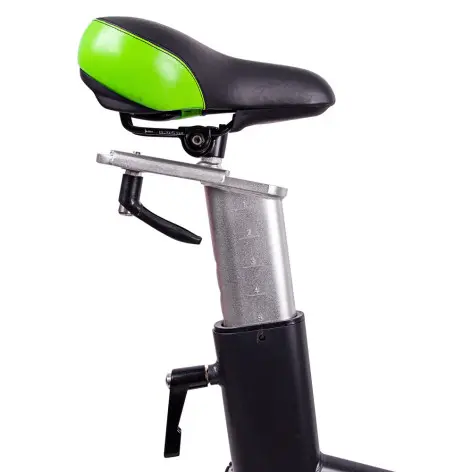 Vélo de spinning avec volant d'inertie de 20 kg pour training sportif en home-gym. - vue 7