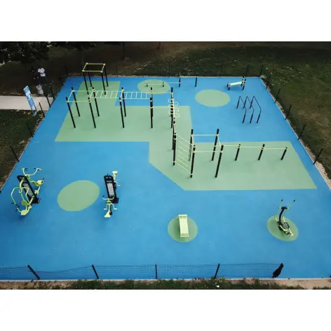 Grand circuit de musculation et de street workout en plein air - vue 2