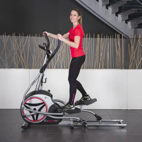 Vélo elliptique pour training de cardio en salle de sport personnelle. - vue 13