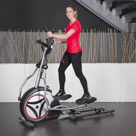 Vélo elliptique pour training de cardio en salle de sport personnelle. - vue 14