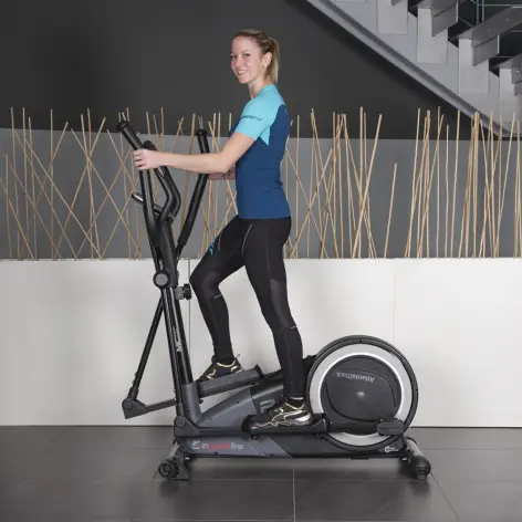 Vélo elliptique pour session de cardio en homegym avec poignées en caoutchouc. - vue 14