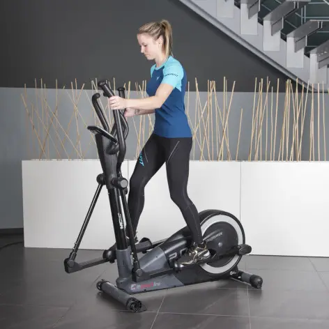 Vélo elliptique pour session de cardio en homegym avec poignées en caoutchouc. - vue 15