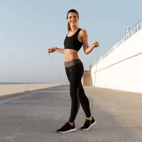 Corde à sauter avec poignées en bois - cardio training à la maison ou en homegym - vue 3