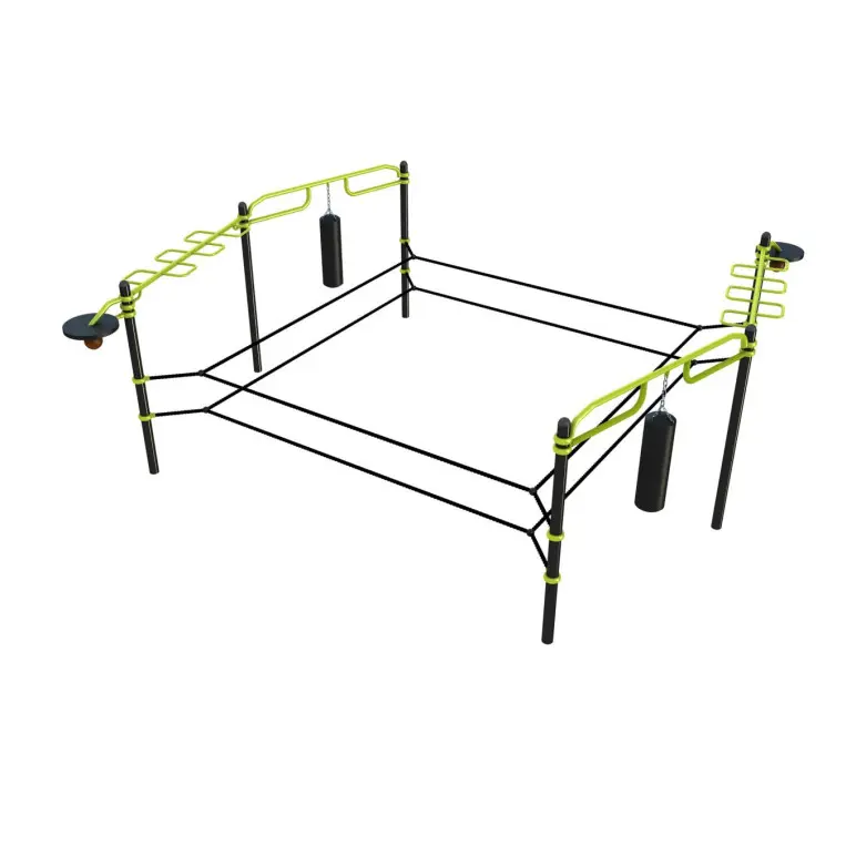 Ring de boxe en plein air avec sacs de frappe et agrès de street workout - Arts martiaux en plein air