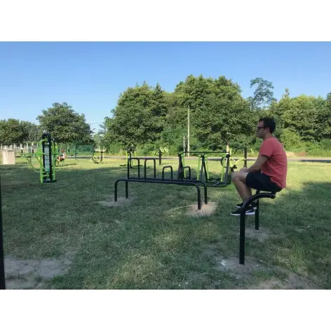 Banc assis debout de repos pour aire de street workout et parcours sportif - vue 3