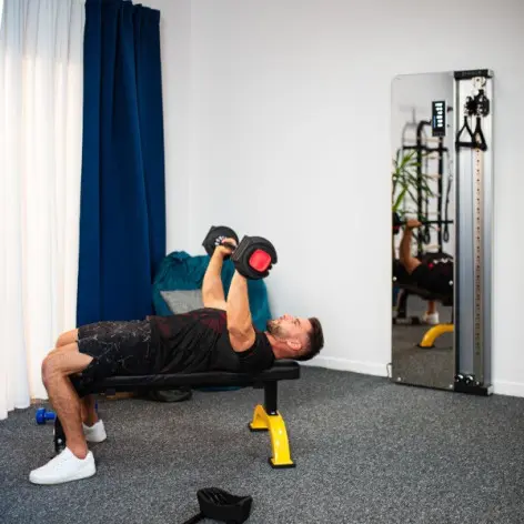 Set d'entraînement musculaire avec haltères courts, long et kettlebells - vue 9