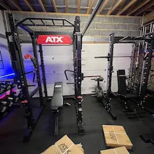 Garage gym inspiration pour entraînements de musculation à domicile