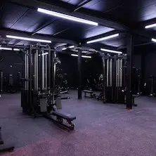 Salle de sport professionnelle avec plateau de musculation complet
