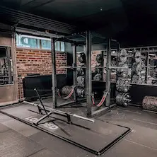 Studio garage gym pour sport de force et musculation