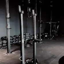 Salle de musculation professionnelle - Installation avec chandelles repose-barre-ATX fitness