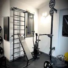 Exemple de homegym avec équipements ATX multiples pour training à domicile