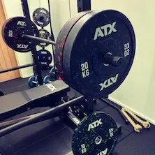 Espace d'entraînement avec banc de musculation et disques de poids ATX fitness