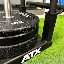Salle de strongman avec équipements de musculation pour training de force