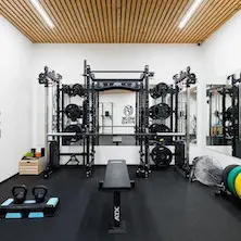 Homegym de musculation avec équipement ATX et column rack à poulie double 
