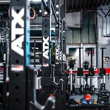 Salle de crossfit complète avec plateforme rig de marque ATX