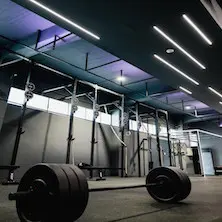 Salle professionnelle de crosstraining avec station cage de crossfit ATX fitness