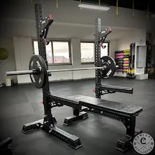 Salle d'entraînement musculaire ATX avec chandelles reposes-barres ATX et banc plat