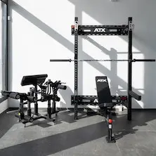 Homegym inspiration avec demi-rack à squat à fixation murale pliable et banc de musculation avec multiples options ATX