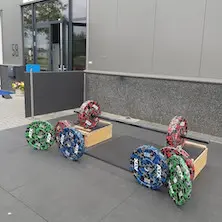 Espace pour entraînements aux sport de force avec bumpers plates design camouflage