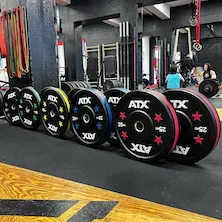 Salle de musculation avec disques de poids bumper plate
