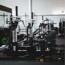 Salle de powerlifting haltérophilie avec banc combo rack homologué IPF