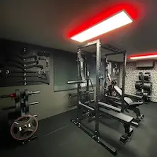 Salle de sport à domicile avec équipements ATX multiples