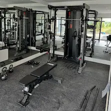 Homegym set up pour entraînement complet à la maison avec Smith-machine multi-fonctionnelle