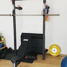 Salle d'entraînement musculaire à domicile avec équipements de musculation ATX