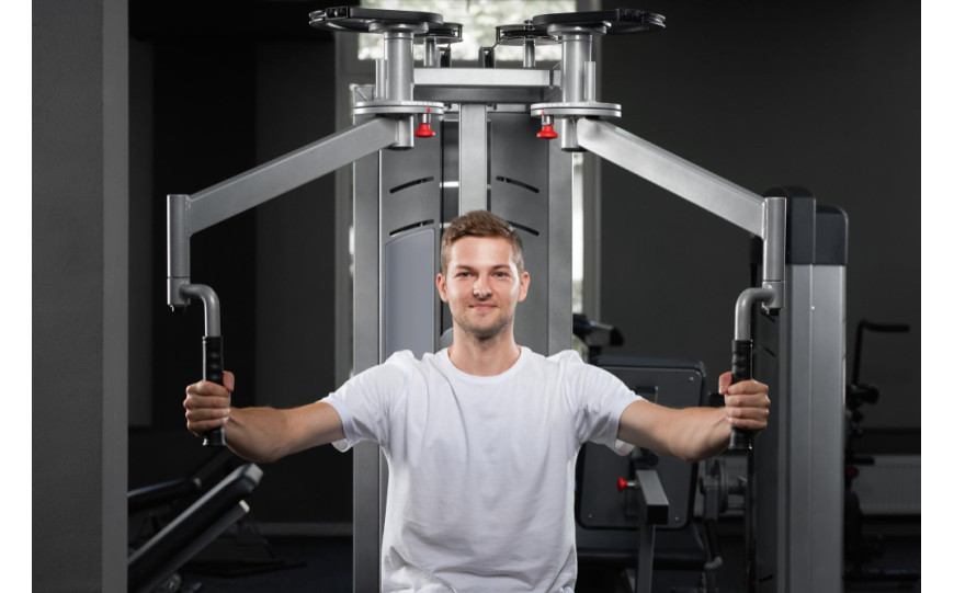 Pec deck (butterfly) : muscles, technique et erreurs à éviter