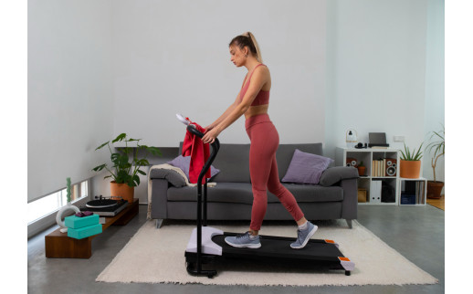 Marche inclinée sur tapis : bienfaits, réglages et programme