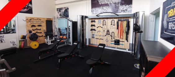 Le home-gym de 100 m² d'équipements de musculation d'une association 