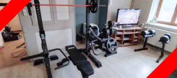 Le salon de Laurent transformé en un homegym fonctionnel et pratique 