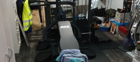 Lee et sa salle à domicile avec multiplex et accessoires de musculation